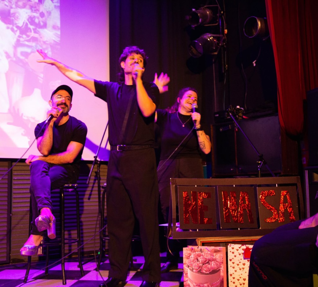 Los tres de Nenasas en el escenario, junto al cartel de letras NE NA SA