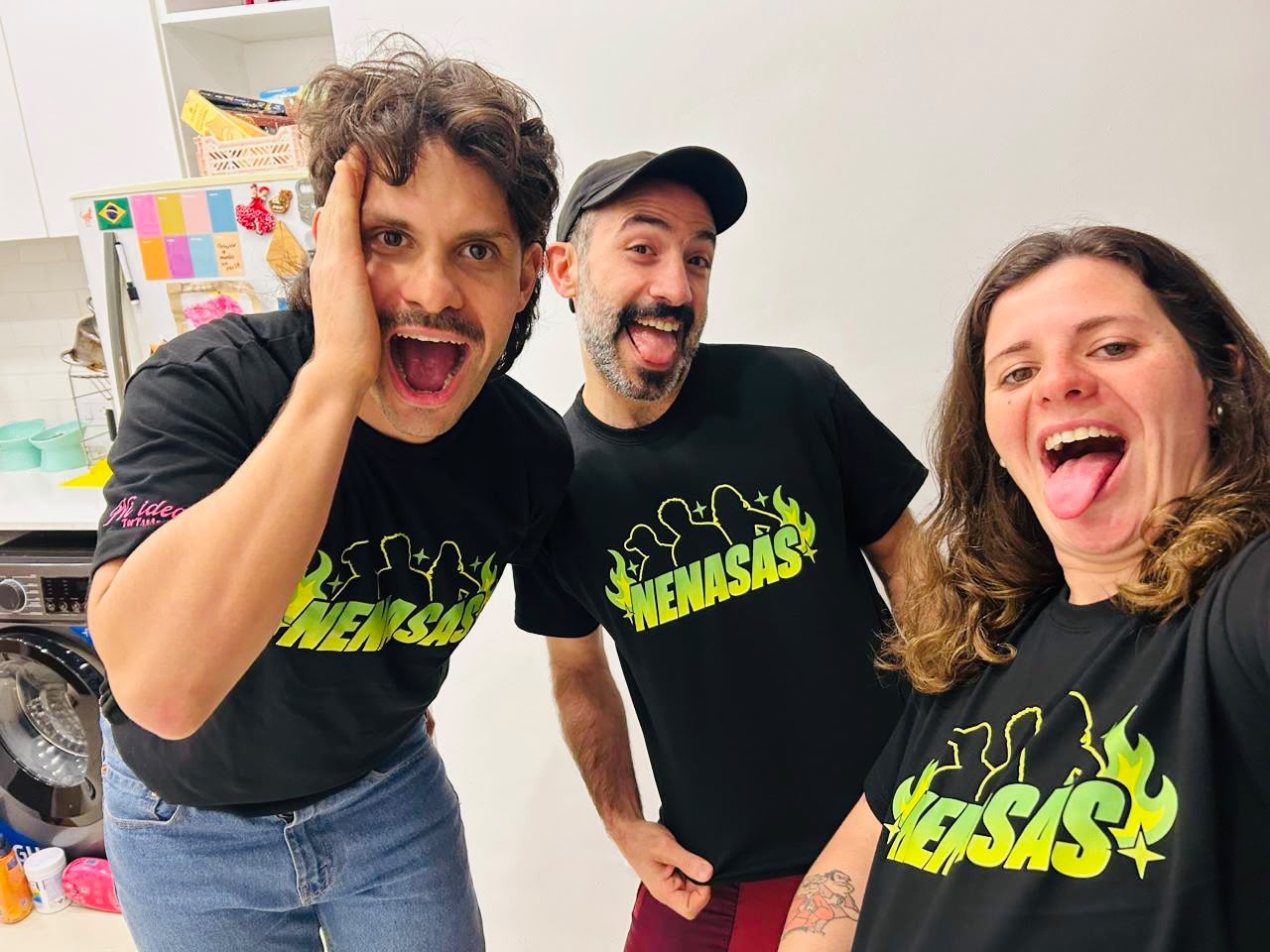Los tres de Nenasas con remeras del logo